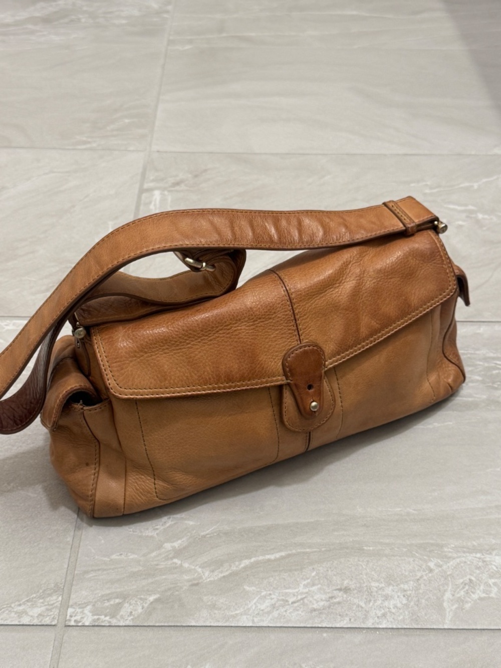 Classic Women's Leather Shoulder Bag in Tan - Picture 3 of 16